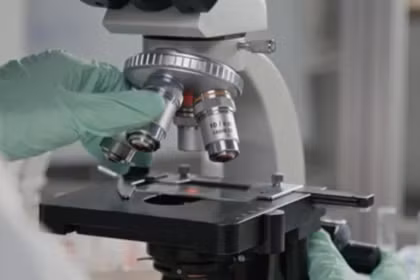 Các nhà khoa học Trung Quốc vừa phát triển một thiết bị cầm tay có khả năng phát hiện các dấu ấn sinh học ung thư giai đoạn đầu chỉ từ một giọt máu duy nhất, với độ chính xác lên tới 94,9%. Ảnh: MotionArray