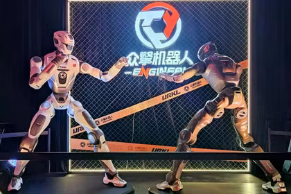 Hai robot hình người T800 sẵn sàng chiến đấu với nhau trước thềm giải đấu UKRL 2026. Ảnh: Getty