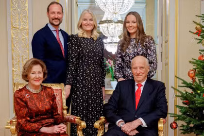Vua Harald và Hoàng hậu Sonja chụp ảnh cùng Thái tử Haakon, Công chúa Ingrid Alexandra và Công nương Mette-Marit tại Oslo, Na Uy vào năm 2024. Ảnh: Reuters.