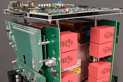 Bộ chuyển đổi DC/DC cách ly điện dịch với công suất đầu ra 250 kW, hiệu suất đạt 99,26% và mật độ công suất thể tích là 9 kW/l. Ảnh: Fraunhofer ISE