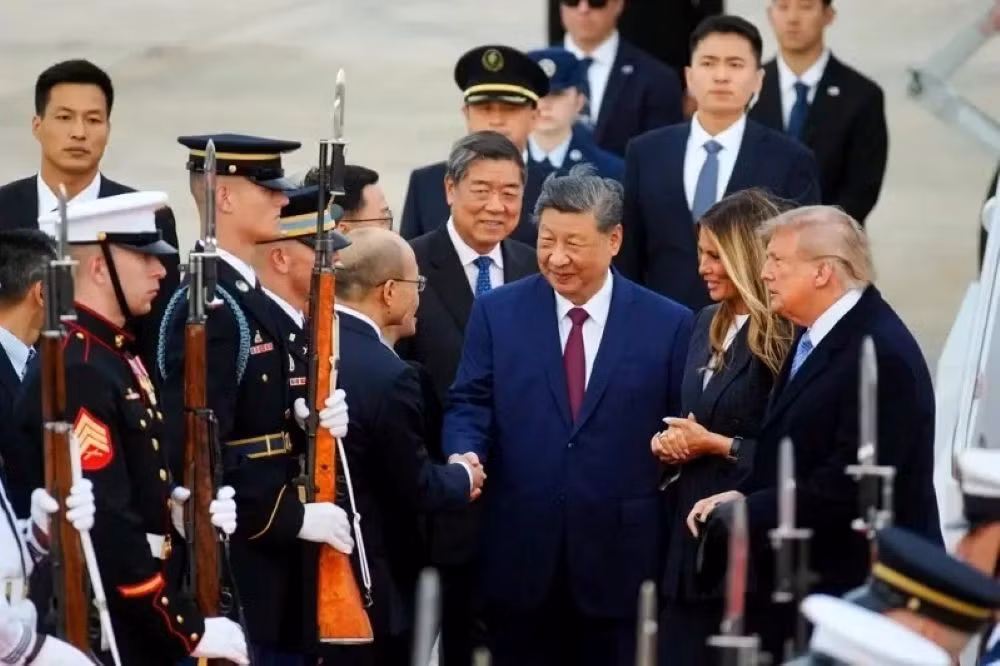 Vợ chồng Tổng thống Trump ra sân bay đón Chủ tịch Tập. Đứng sau ông Tập là Phó Thủ tướng Hà Lập Phong. Ảnh: EPA.