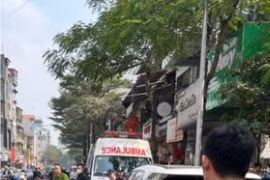 Ô tô lùi trúng 2 người trên phố ở Hà Nội, 1 phụ nữ tử vong