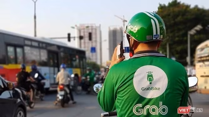 Bị tố "móc túi" khách hàng khi thu phụ phí nắng nóng, Grab nói gì? ảnh 1
