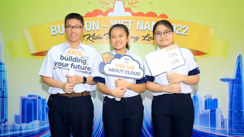 3 học sinh lớp 12 vô địch cuộc thi “Build On - Vietnam 2022” của Amazon
