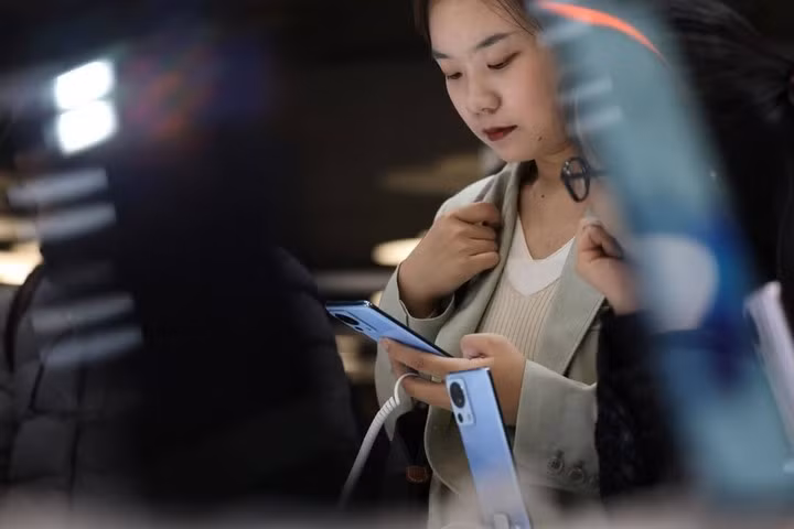 Ba công ty điện thoại Trung Quốc lập liên minh truyền dữ liệu đối phó với ưu thế của iPhone