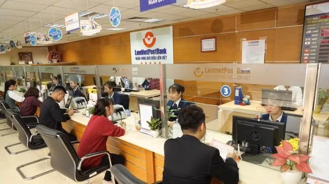 Loạt lãnh đạo LienVietPostBank chi trăm tỉ gom cổ phiếu LPB