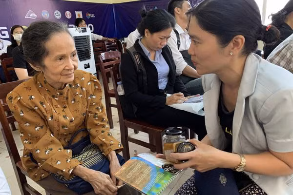 Chuyên gia Phạm Chi Lan (trái) trao đổi với doanh nghiệp tại một sự kiện hôm 21-12 tại Đồng Tháp. Ảnh: Trần Quỳnh