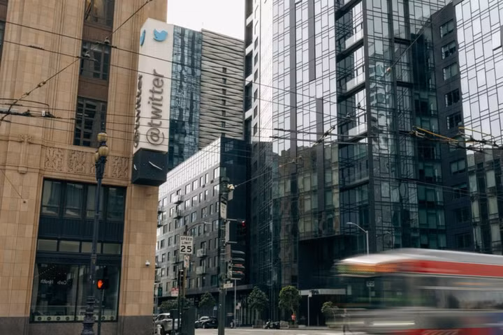 Doanh thu của Twitter giảm 40%