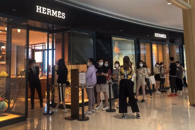 Người giàu Trung Quốc bán tháo đồng hồ Rolex, túi xách Hermès xa xỉ ảnh 1 Người giàu Trung Quốc bán tháo đồng hồ Rolex, túi xách Hermès xa xỉ ảnh 1