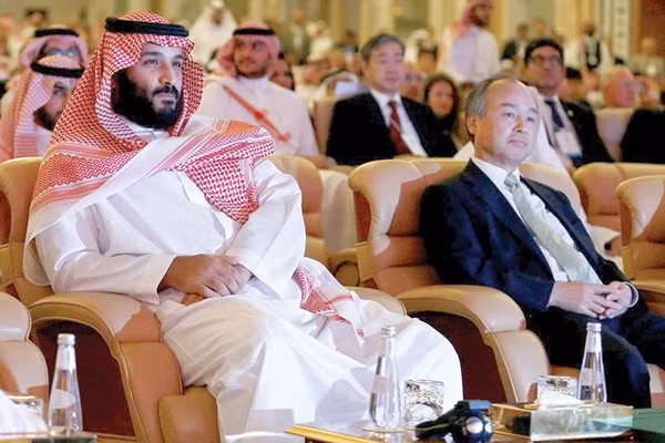 Tỉ phú Masayoshi Son và Hoàng thái tử Ảrập Saudi Mohammed bin Salman tại một hội nghị đầu tư ở Riyadh, Ảrập Saudi