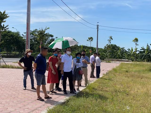 Nguy cơ thổi giá, bỏ cọc sau những phiên đấu giá đất ven đô cao ngất ảnh 3 Nguy cơ thổi giá, bỏ cọc sau những phiên đấu giá đất ven đô cao ngất ảnh 3
