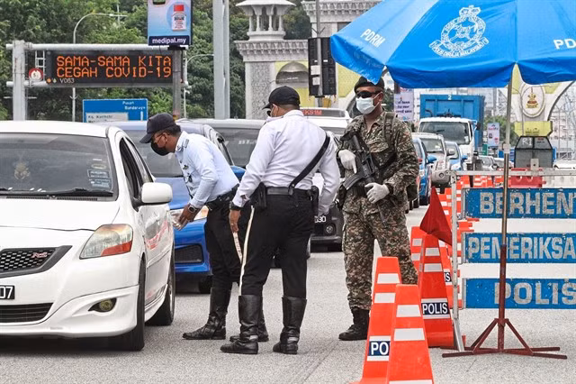 Malaysia đang triển khai xét nghiệm nhanh virus Corona (ảnh Vietnam News)