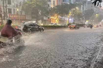 Cảnh báo: Dông mạnh kèm lốc sét, mưa đá có thể xảy ra trong ít giờ tới tại khu vực Hà Nội