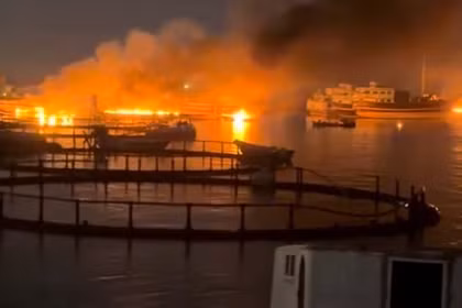 Các tàu thuyền tại eo biển Hormuz, nhìn từ Musandam, Oman, ngày 12/7. Ảnh: Reuters.