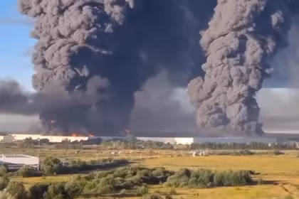 Ukraine tung đòn trời giáng, kho hàng Nga chìm trong biển lửa, ít nhất 7 người thiệt mạng