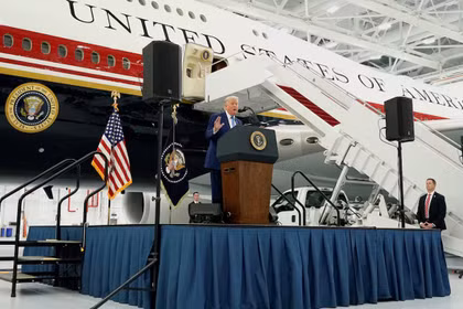 Tổng thống Trump bất ngờ đổi chuyên cơ khi rời Hội nghị Thượng đỉnh NATO, chuyện gì đã xảy ra?