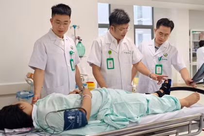 Bệnh viện Hữu nghị Việt Đức cơ sở Ninh Bình mổ ca đầu tiên, hơn 300 người được khám miễn phí