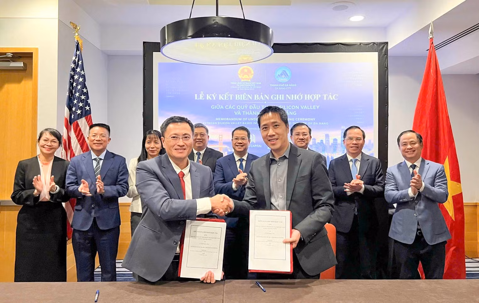 Trung tâm Hỗ trợ khởi nghiệp đổi mới sáng tạo TP Đà Nẵng và Cyfendo, Inc trao biên bản ghi nhớ hợp tác. Ảnh DISSC.