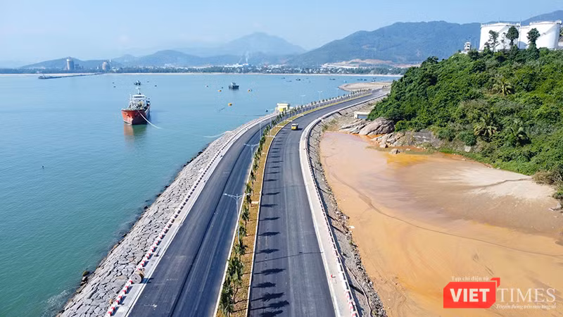 Đặc biệt, cảng sẽ gắn kết với Khu Thương mại Tự do (FTZ) Đà Nẵng với vai trò là "mắt xích" quan trọng của FTZ đầu tiên tại Việt Nam (gắn với cảng và sân bay quốc tế Đà Nẵng); góp phần hỗ trợ mục tiêu GRDP tăng trưởng 2 con số giai đoạn 2026-2030.