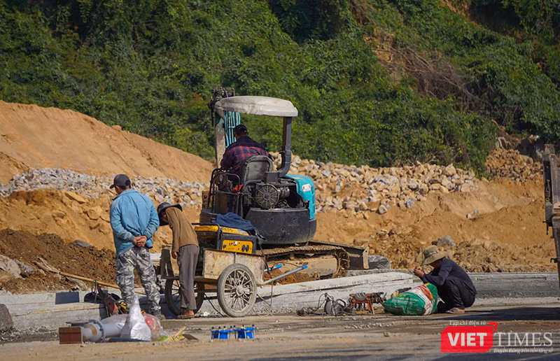 Với khối lượng còn lại 2%, lực lượng công nhân trên công trường đang gấp rút hoàn thành.