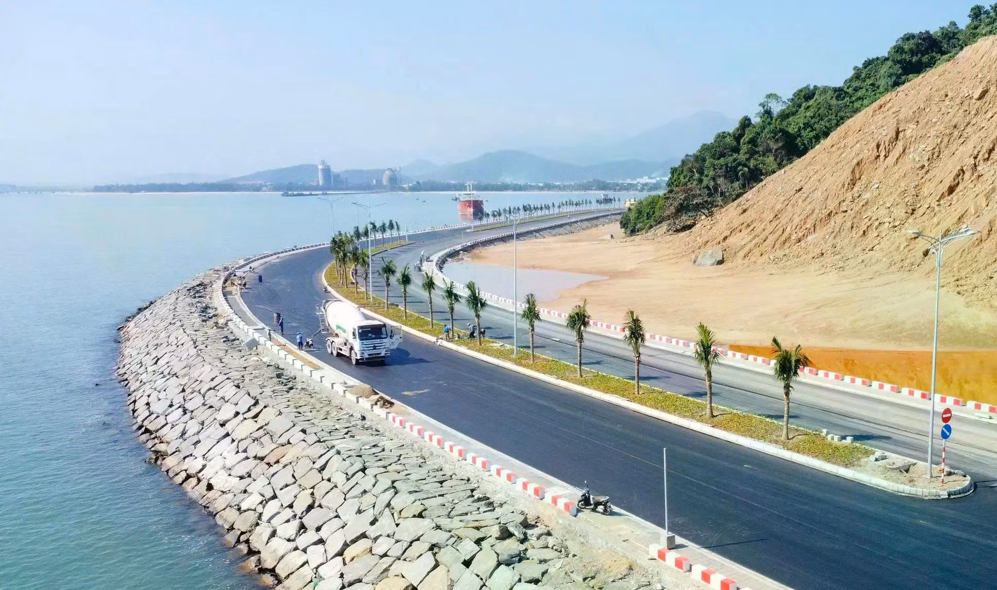 Một dự án nữa liên quan đến Cảng biển Liên Chiểu là dự án xây dựng công trình Đường ven biển nối Cảng Liên Chiểu (Đà Nẵng) trị giá 957 tỷ đồng, do liên danh Dacinco (gồm: Dacinco, Công ty CP Đầu tư Hạ tầng Giao thông Đèo Cả, Công ty TNHH Xây dựng Phú Vinh, Công ty CP Xây dựng Xuân Quang, Công ty TNHH Xây dựng và Thương mại Nhất Huy, Công ty CP Đầu tư Việt Anh) trúng thầu với giá gần 952 tỷ đồng. Ảnh TH.