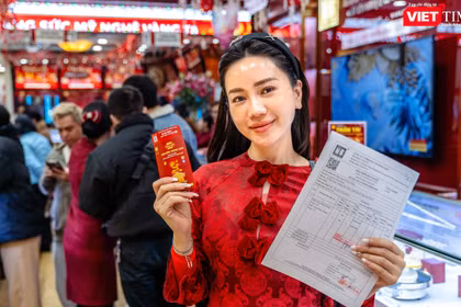 Nhiều doanh nghiệp bán vàng qua giấy hẹn, khách hàng thanh toán trước, nhận vàng sau. Ảnh minh họa. 