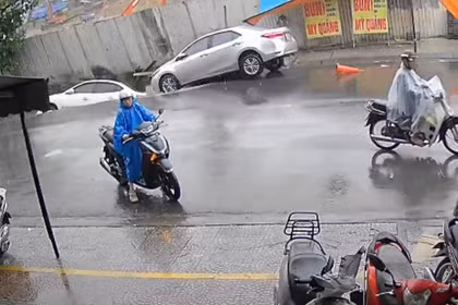 Clip: Khoảnh khắc camera nhà dân ghi cảnh hố tử thần nuốt 2 ô tô ở Đà Nẵng