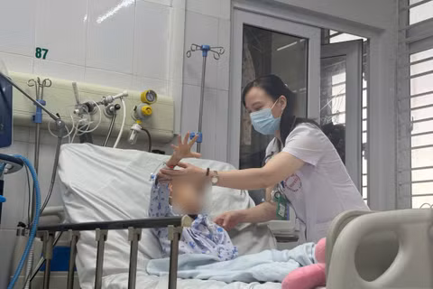 Bệnh nhi bị viêm não Nhật Bản điều trị tại Bệnh viện Bệnh Nhiệt đới Trung ương. Ảnh: Minh Thanh.