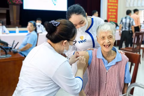 Tặng 10.000 liều vaccine cúm cho người cao tuổi trong bối cảnh dịch cúm gia tăng