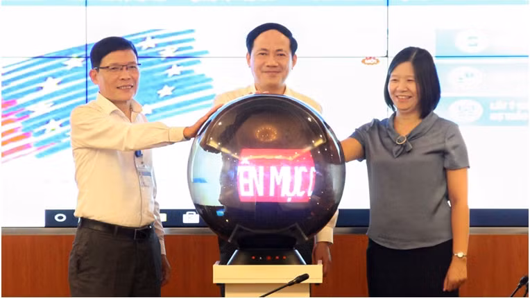Thứ trưởng Phạm Anh Tuấn bấm nút khai trương buổi lễ. Ảnh MIC