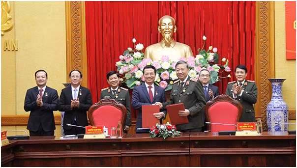 Bộ trưởng Bộ Công an Tô Lâm và Bộ trưởng Bộ TT&TT Nguyễn Mạnh Hùng ký Quy chế phối hợp. Ảnh Mic