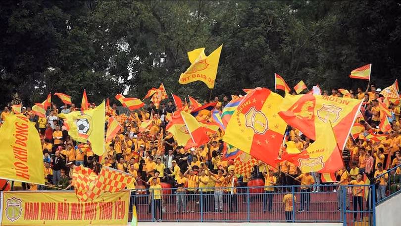 Hai năm qua, những ngày cuối tuần sân Thiên Trường là địa chỉ quen thuộc của người dân thành Nam. Ảnh NĐFC.