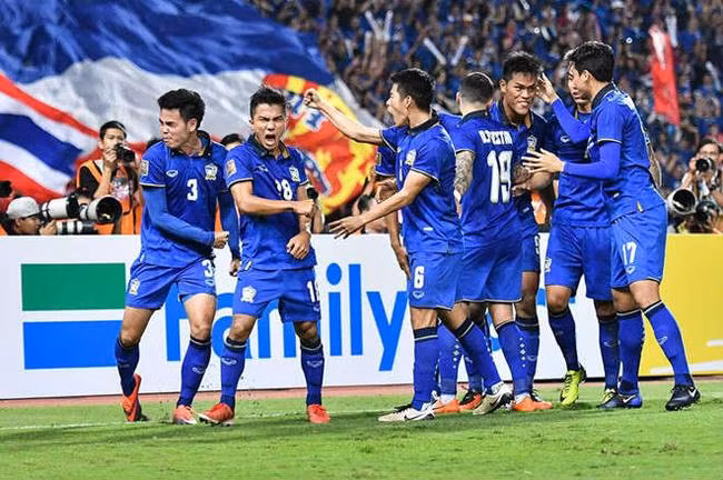 "Viên kim cương” Thái Lan mà 4 đỉnh là S.Yooyen (6), Thanwat (12), Phitiwat (16) và Songkrasin (18) vẫn sẽ được ông thầy Brazil sử dụng trong trận chung kết AFF Cup 2020. Ảnh Bola "Viên kim cương” Thái Lan mà 4 đỉnh là S.Yooyen (6), Thanwat (12), Phitiwat (16) và Songkrasin (18) vẫn sẽ được ông thầy Brazil sử dụng trong trận chung kết AFF Cup 2020. Ảnh Bola