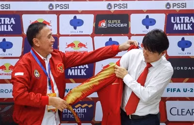 Ông Shin Tae-Yong chính thức ngồi vào vị trí HLV trưởng đội tuyển Indonesia. Ảnh PSSI 