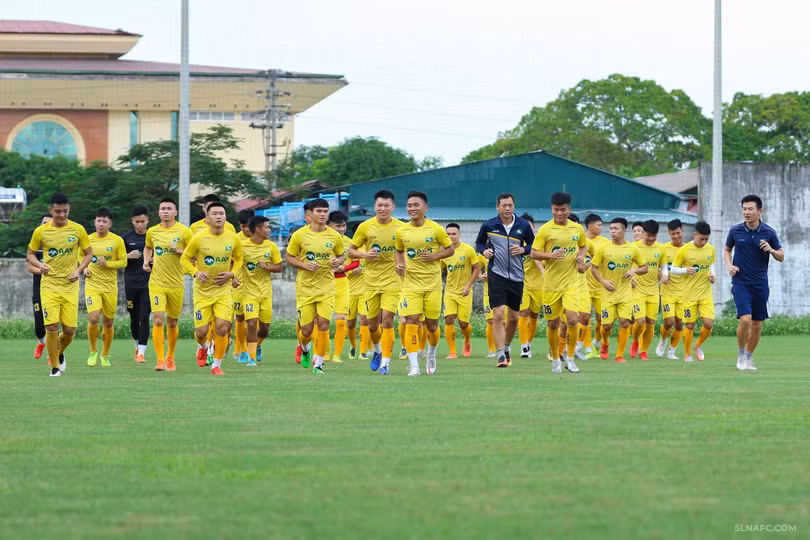 Ai sẽ được lên đội 1. Ảnh SLFC