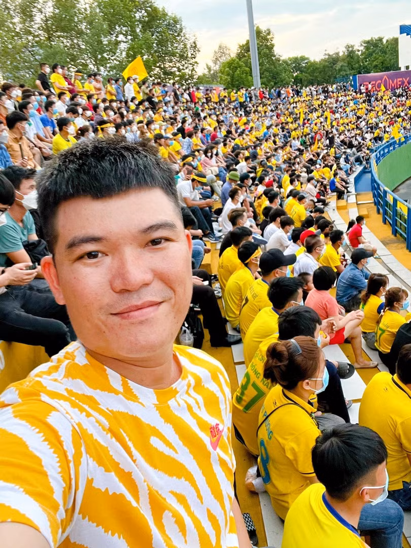"Các bạn sẽ thấy một tinh thần và một sắc vàng rất khác ở sân Thống Nhất", Thanh Tùng chia sẻ. Ảnh TT