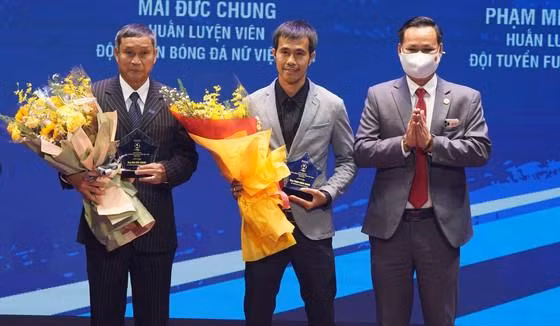 HLV Mai Đức Chung và HLV Phạm Minh Giang nhận kỷ niệm chương của Ban tổ chức. Ảnh: DŨNG PHƯƠNG HLV Mai Đức Chung và HLV Phạm Minh Giang nhận kỷ niệm chương của Ban tổ chức. Ảnh: DŨNG PHƯƠNG