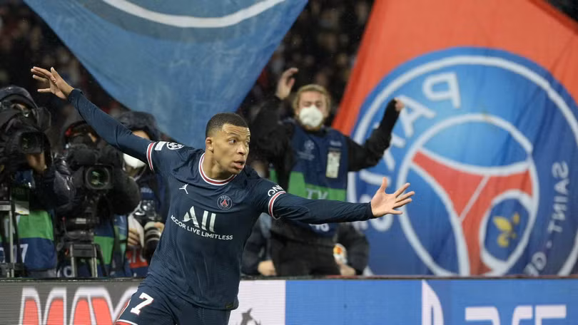 Chủ tịch Al-Khelaifi của PSG đã đưa ra mức lương kỷ lục 1 triệu euro/tuần để níu kéo ngôi sao người Pháp Kylian Mbappe. Ảnh AP. Chủ tịch Al-Khelaifi của PSG đã đưa ra mức lương kỷ lục 1 triệu euro/tuần để níu kéo ngôi sao người Pháp Kylian Mbappe. Ảnh AP.