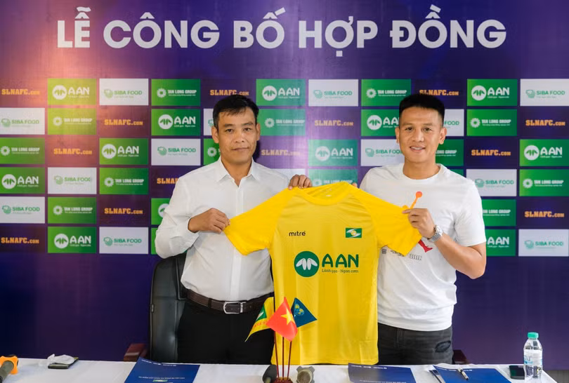 Quế Ngọc Hải và Đình Hoàng, những bản hợp đồng mới. Ảnh CLB. Quế Ngọc Hải và Đình Hoàng, những bản hợp đồng mới. Ảnh CLB.