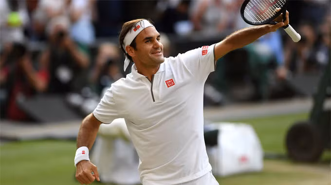 "Tàu tốc hành" đã giành quyền chơi trận chung kết thứ 12 ở All England Club sau khi đánh bại Rafael Nadal trong trận bán kết đơn nam tối 12/7. Ảnh AP