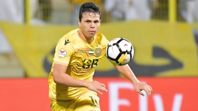 Fabio Lima với lối đá cực kỳ khó chịu, đảo người đổi hướng, tăng-giảm tốc độ đến chóng mặt. Ảnh AFC Fabio Lima với lối đá cực kỳ khó chịu, đảo người đổi hướng, tăng-giảm tốc độ đến chóng mặt. Ảnh AFC