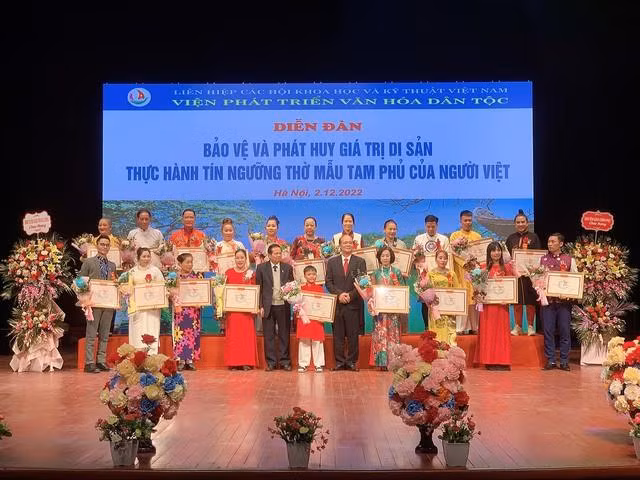 TS, Lê Doãn Hợp trao giấy khen của Viện Phát triển VHDT cho các nghệ nhân, thanh đồng. 
