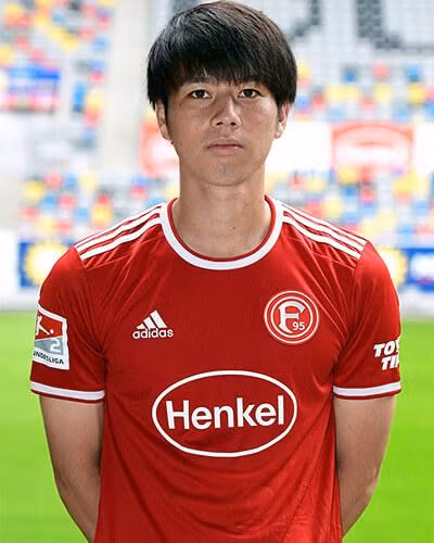 Ao Tanaka đang đầu quân cho đội bóng Fortuna Dusseldorf đứng thứ 5 ở giải hạng hai Đức mùa trước. Ảnh AP